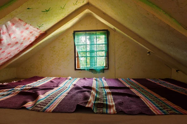 Interior de una antigua casa de madera — Foto de Stock