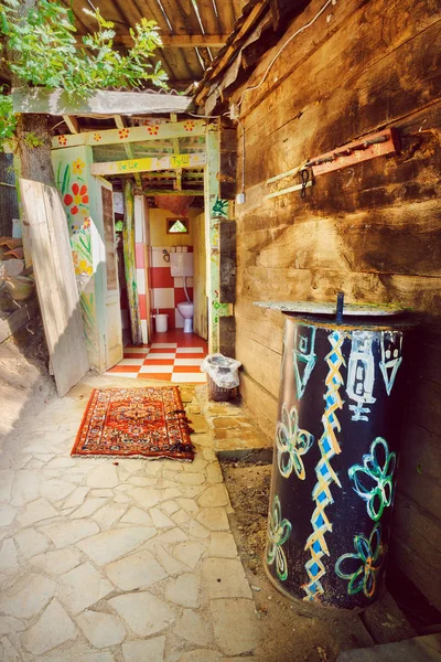 Kleurrijke dorp badkamer — Stockfoto