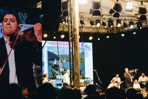 Скрипаль Момір Йовановіч на сцені — стокове фото