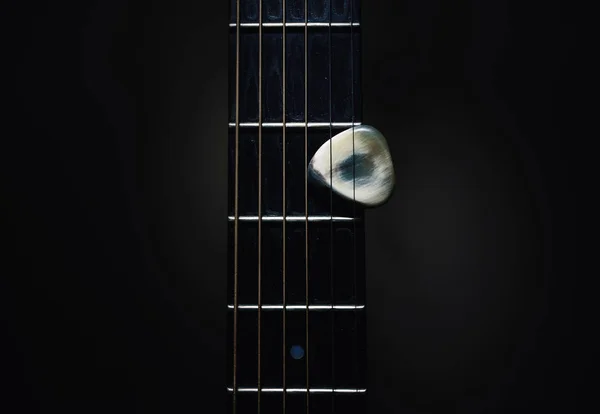 Akustická kytara, krk a pick — Stock fotografie