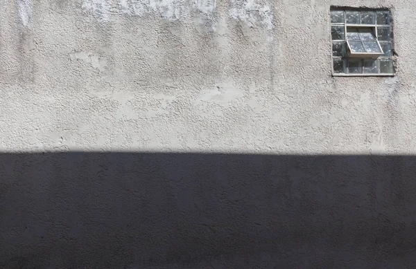 Grande parede com janela e sombra — Fotografia de Stock