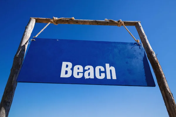 Modrá tabule s názvem pláže — Stock fotografie