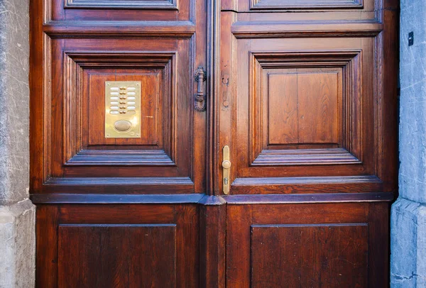 Vecchie porte d'ingresso in legno — Foto Stock