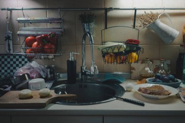 Mutfakta öğle yemeği hazırlamak, yemek pişirmek için gerekli malzemeler, mutfak masası, sıradan hayattan sahneler..
