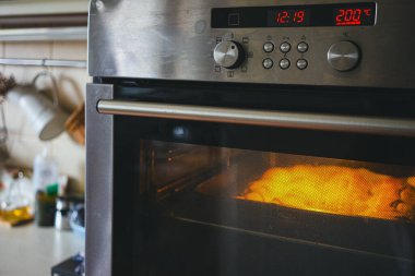 Fırında ev yapımı rulo, evdeki sıradan hayattan bir sahne..