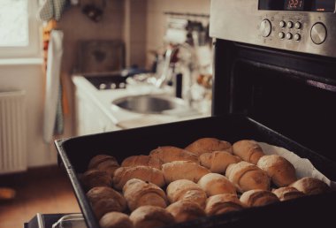 Fırında ev yapımı rulo, evdeki sıradan hayattan bir sahne..