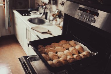 Fırında ev yapımı rulo, evdeki sıradan hayattan bir sahne..