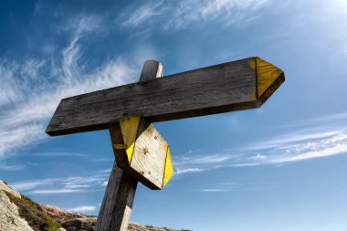 Mavi gökyüzü arka plan tahtaya ok. Tabelasını kavramı.