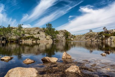Göl kenarında Preikestolen (Müezzin Kayası) güneşli bir Norveç'in.