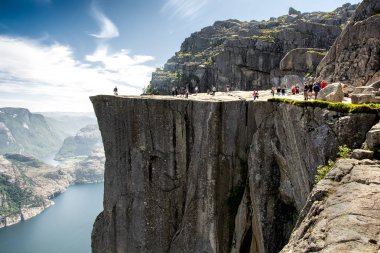 Preikestolen ya da Prekestolen ya da güneşli Müezzin Kayası. Stavanger, Norveç ünlü bir turistik 's. Preikestolen Lysefjord yükselen sarp bir uçurum olduğunu.