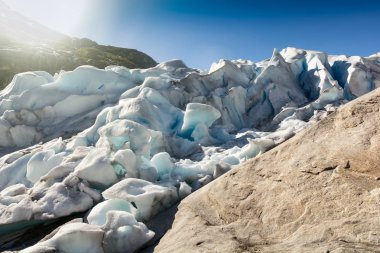 Nigardsbreen buzul manzara, büyük Jostedalsbreen buzul güzel bir kol. Nigardsbreen yaklaşık 30 km Gaupne köyü Jostedalen vadi, Norveç, Avrupa'nın kuzeyinde yer alır.