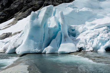 Blue Ice Tuftebreen mağara - Norveç buzul Steinmannen ve Bakli yakındadır.