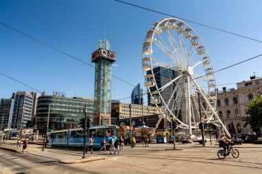 Oslo, Norveç - 30 Mayıs 2018: Büyük dönme dolap Merkez Tren Garı önünde meydanında.