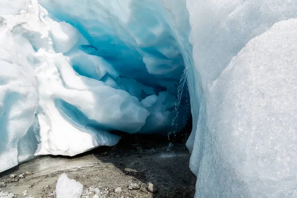 青い氷の洞窟 Tuftebreen ノルウェーの氷河は Steinmannen Bakli — ストック写真