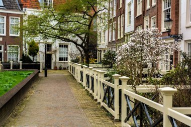 Amsterdam, Hollanda - 9 Nisan 2018: Begijnhof, şehir Amsterdam'ın en eski iç mahkemelerde biridir. Tarihi binaları, çoğunlukla özel konutlar, bir grup üzerinde merkezi.