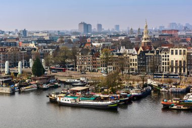 Amsterdam, Hollanda - 10 Nisan 2018: Amsterdam manzarası cityscape üzerinden Hollanda'da Oosterdok. Amsterdam'da bir chanel Oosterdok olduğunu .