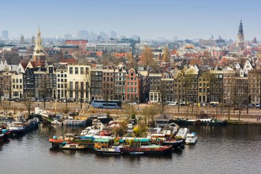 Amsterdam, Hollanda - 10 Nisan 2018: Amsterdam manzarası cityscape üzerinden Hollanda'da Oosterdok. Amsterdam'da bir chanel Oosterdok olduğunu .