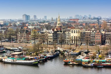 Amsterdam, Hollanda - 10 Nisan 2018: Amsterdam manzarası cityscape üzerinden Hollanda'da Oosterdok. Amsterdam'da bir chanel Oosterdok olduğunu .