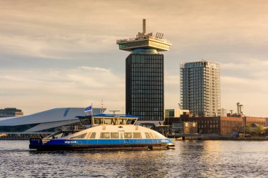 Amsterdam, Hollanda - 13 Nisan 2018: The Adam Tower - salıncak ayakta ve göz Film Müzesi ile Amsterdam city ile şafak yüksek bir bina feribot tutulur.