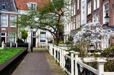 Amsterdam, Hollanda - 11 Nisan 2018: Begijnhof, şehir Amsterdam'ın en eski iç mahkemelerde biridir. Tarihi binaları, çoğunlukla özel konutlar, bir grup üzerinde merkezi.