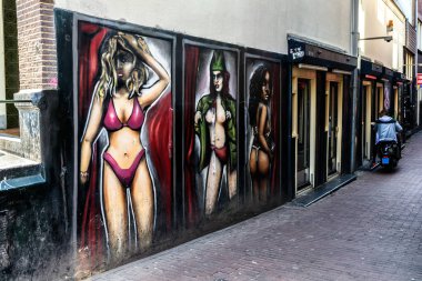 Amsterdam, Hollanda - 11 Nisan 2018: Amsterdam red light district grafiti. En büyük ve en bilinen kırmızı ışık bölge Amsterdam ve önemli bir turistik de Wallen olduğunu.