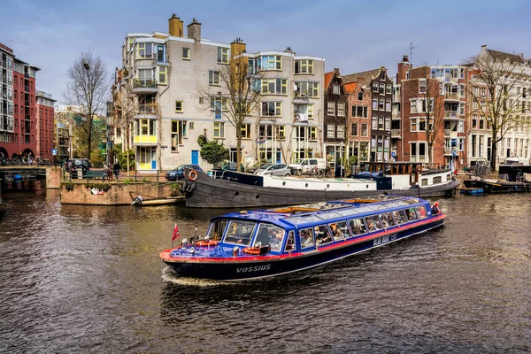 Amsterdam Nizozemsko Dubna 2018 Amsterdam Canal Typickými Holandskými Domy Turistických — Stock fotografie