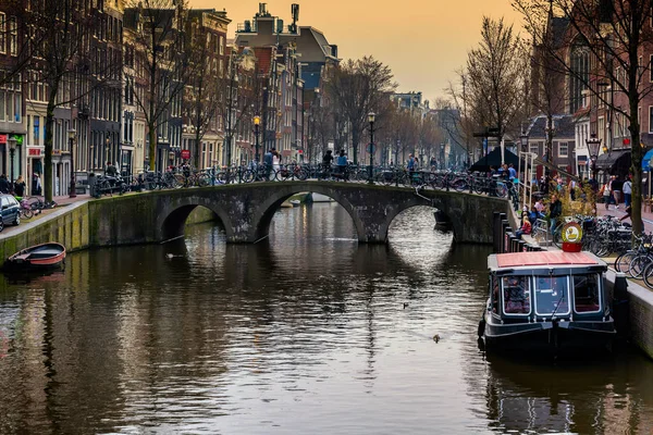 Амстердам Нидерланды Апреля 2018 Года Амстердамский Канал Типичными Голландскими Домами — стоковое фото