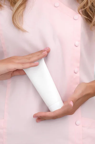 Handpflege Weibliche Hände Die Eine Weiße Cremetubus Gegen Den Körper — Stockfoto