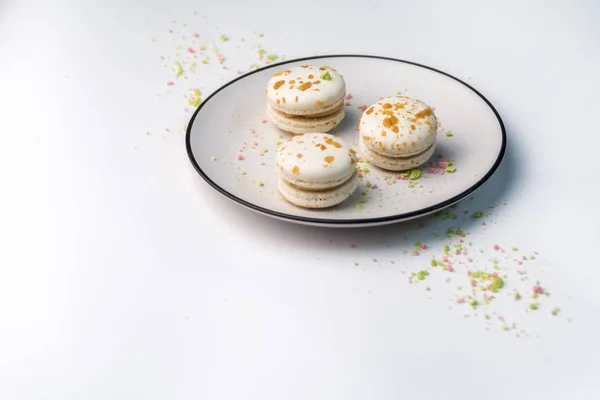 Három Bézs Fehér Macaroon Cookie Kat Tarka Morzsa Fehér Tányérra — Stock Fotó