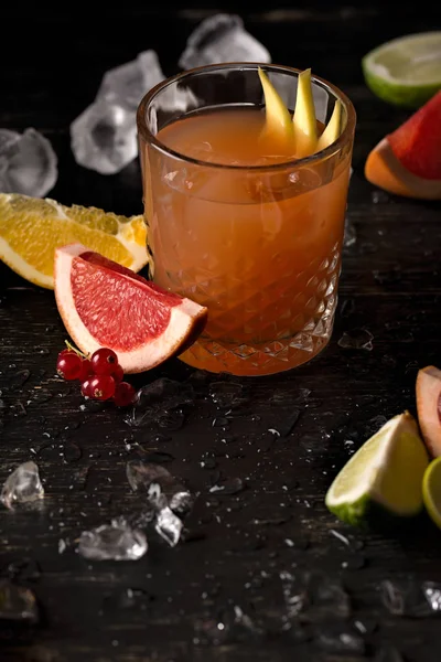 Glas Jus Orange Ijs Met Fruit Plakjes Sinaasappel Grapefruit Limoen — Stockfoto