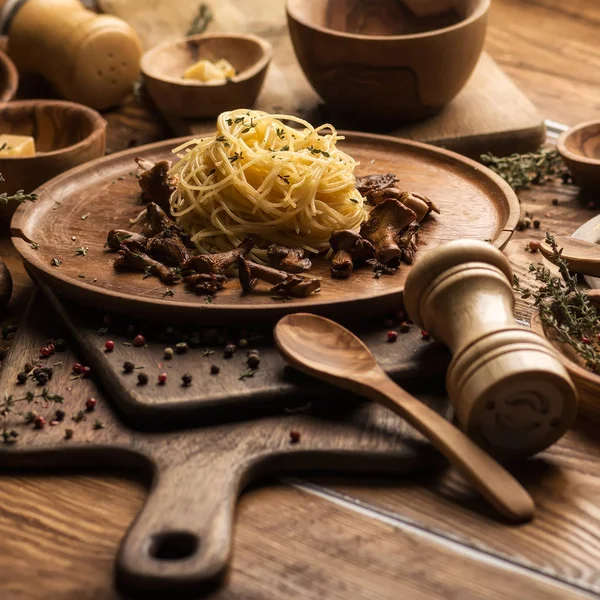 Tasty Appetizing Classic Italian Spaghetti Pasta Mushrooms Chanterelles Parmesan Rash — Stock Photo, Image