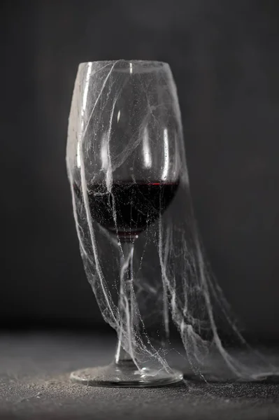 Copo Vinho Grunge Com Vinho Tinto Uma Teia Aranha Adega — Fotografia de Stock