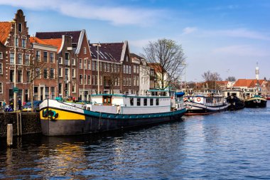 Harlem, Hollanda - 14 Nisan 2018: Spaarne nehir tekne ve evler Haarlem, Hollanda.