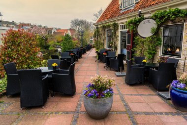 Restoranın terasında Edam Hollanda küçük bir şehirde bir otel. Edam Nordholland, Hollanda bölgesinde küçük bir köydür.