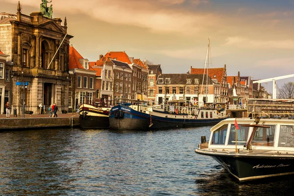 Harlem Países Baixos Abril 2018 Rio Spaarne Com Barcos Casas — Fotografia de Stock