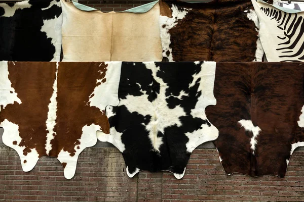 天然牛皮在当地市场销售 纹理背景 — 图库照片