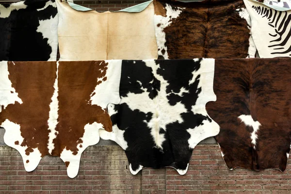 天然牛皮在当地市场销售 纹理背景 — 图库照片