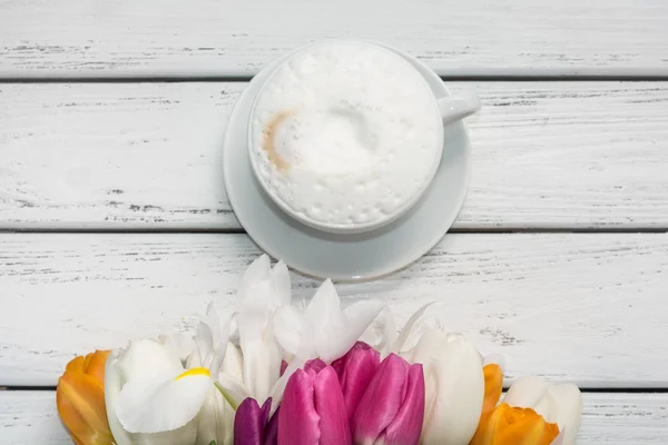 Kytice Vícebarevné Tulipány Papírové Obálky Cappuccino Káva Mil Pěny Bílý — Stock fotografie