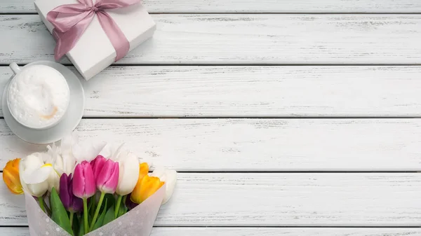 Bukiet Wielobarwnych Tulipany Opakowaniu Papierowym Prezentem Białym Drewnianym Stole Kopiuj — Zdjęcie stockowe