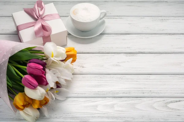 Bouquet Aus Bunten Tulpen Papierverpackung Geschenkbox Cappuccino Kaffee Mit Milchschaum — Stockfoto