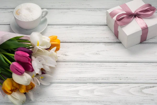 Boeket Van Veelkleurige Tulpen Papier Wrapper Doos Van Gift Cappuccino — Stockfoto