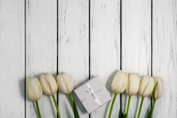 Bellissimi Tulipani Bianchi Con Confezione Regalo Sfondo Bianco Legno Vista — Foto Stock