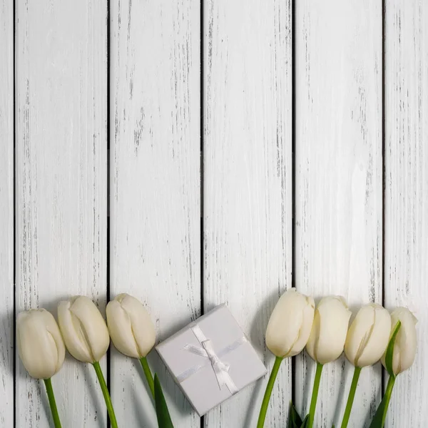 Bellissimi Tulipani Bianchi Con Confezione Regalo Sfondo Bianco Legno Vista — Foto Stock