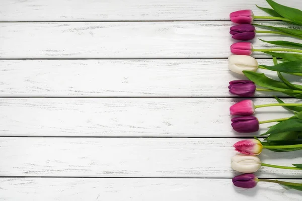 Bonitas Tulipas Multicoloridas Fundo Madeira Branca Vista Superior Espaço Cópia — Fotografia de Stock