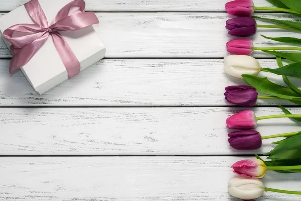 Schöne Bunte Tulpen Mit Geschenk Auf Weißem Holzhintergrund Ansicht Von — Stockfoto