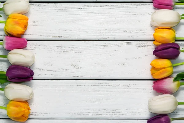 美丽的五颜六色的郁金香在白色木制背景 顶部视图 复制空间 文本的空间 明信片模板 春花的概念 快乐的母亲 情人节 国际妇女日 — 图库照片