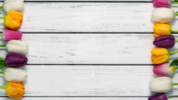 Όμορφες Πολύχρωμες Τουλίπες Άσπρο Φόντο Ξύλινη Κάτοψη Αντιγράψτε Χώρο Χώρο — Φωτογραφία Αρχείου