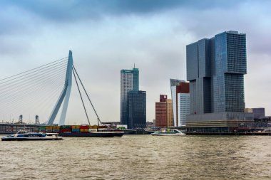 Rotterdam, Hollanda - 13 Nisan 2018: Görünüm Rotterdam Maas nehri ile cityscape, ayrıca denilen The Swan, Erasmus Köprüsü'nde. Hollanda'nın en büyük kombine Baskül Askılı köprü olduğunu.