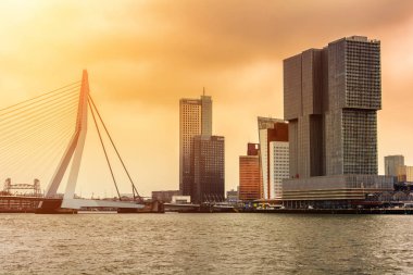 Rotterdam, Hollanda - 13 Nisan 2018: Cityscape günbatımı, ayrıca denilen The Swan, sırasında ile Erasmus Bridge görünüm Rotterdam Maas nehri üzerinde.
