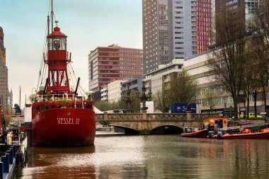 Rotterdam, Hollanda - 13 Nisan 2018: Nehir Rotterdam şehrinin kırmızı gemide. Bina arka plan üzerinde.